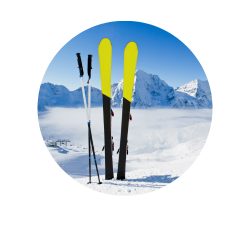 Skier und Stöcke die aufrecht im Schnee Stecken